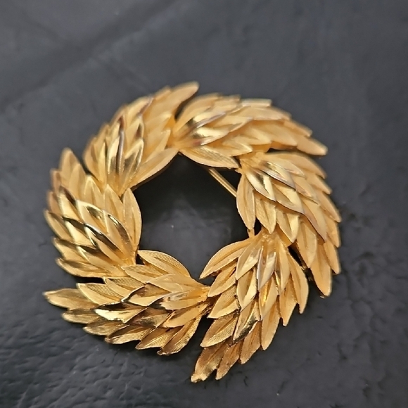 Vintage Jewelry - Vintage Crown Trifari Textured Leaves Gold Tone Brooch Pin